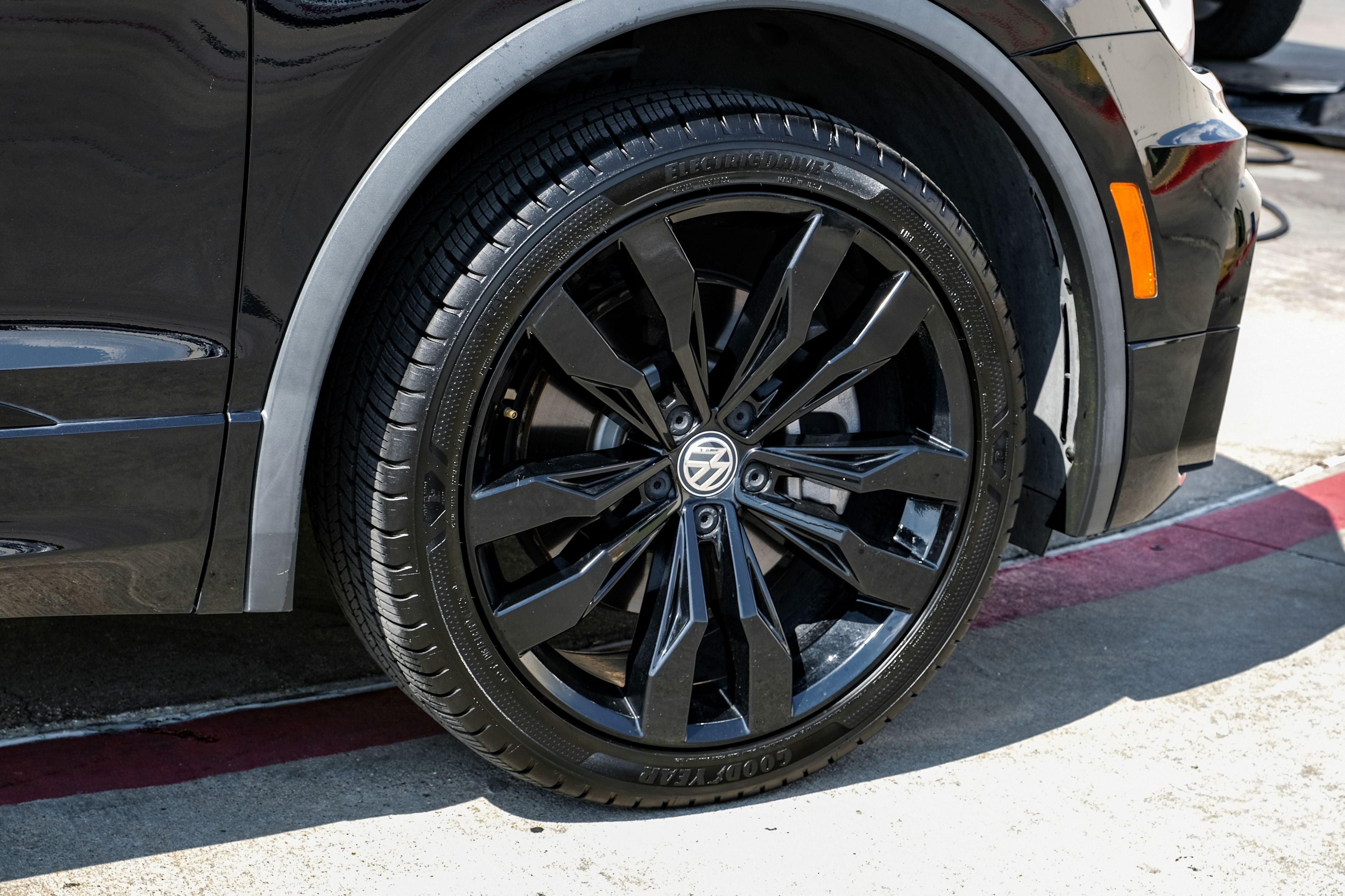 2021 Volkswagen Tiguan 2.0T SE R-Line Black
