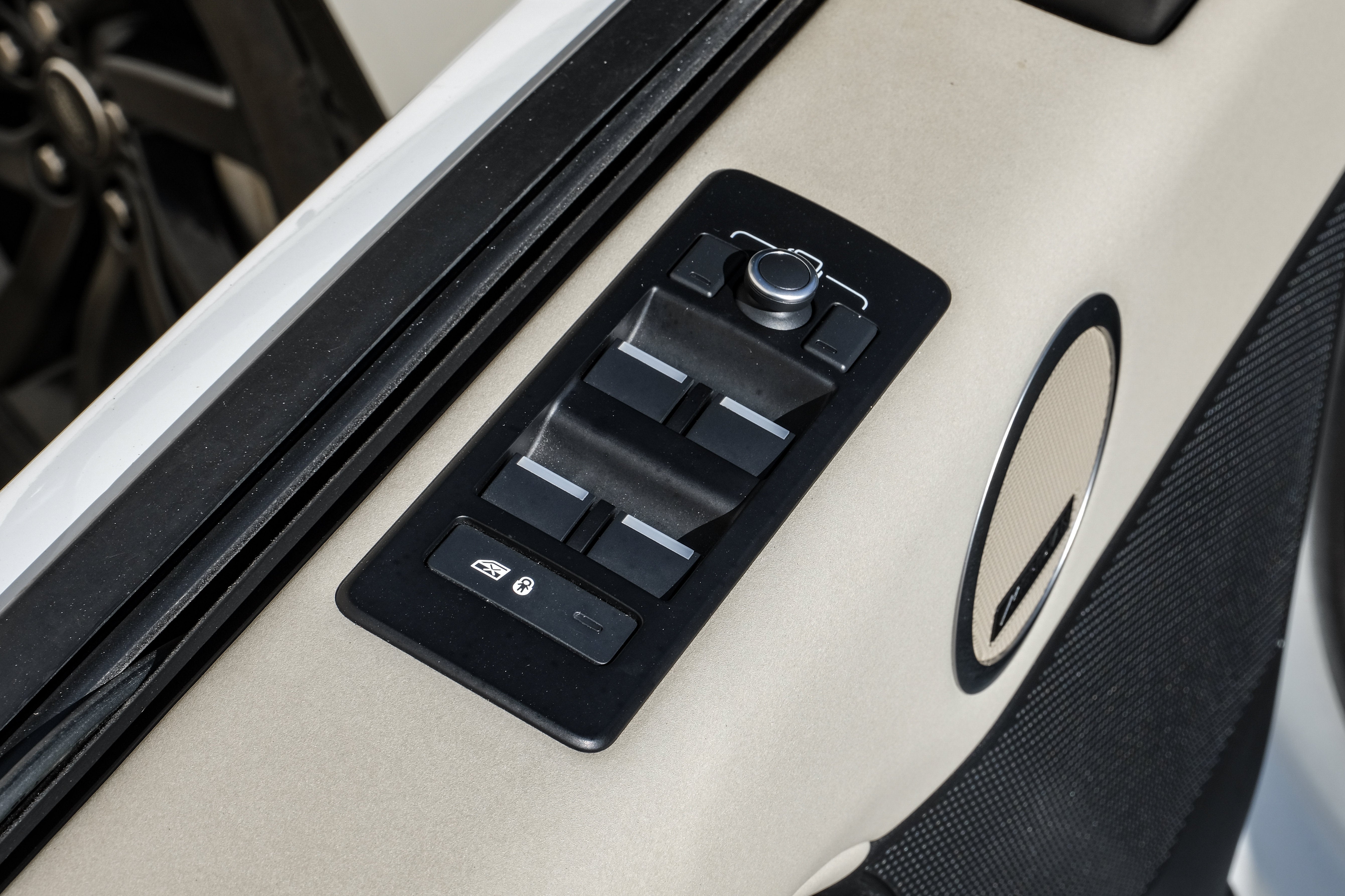 2020 Land Rover Discovery Landmark Edition