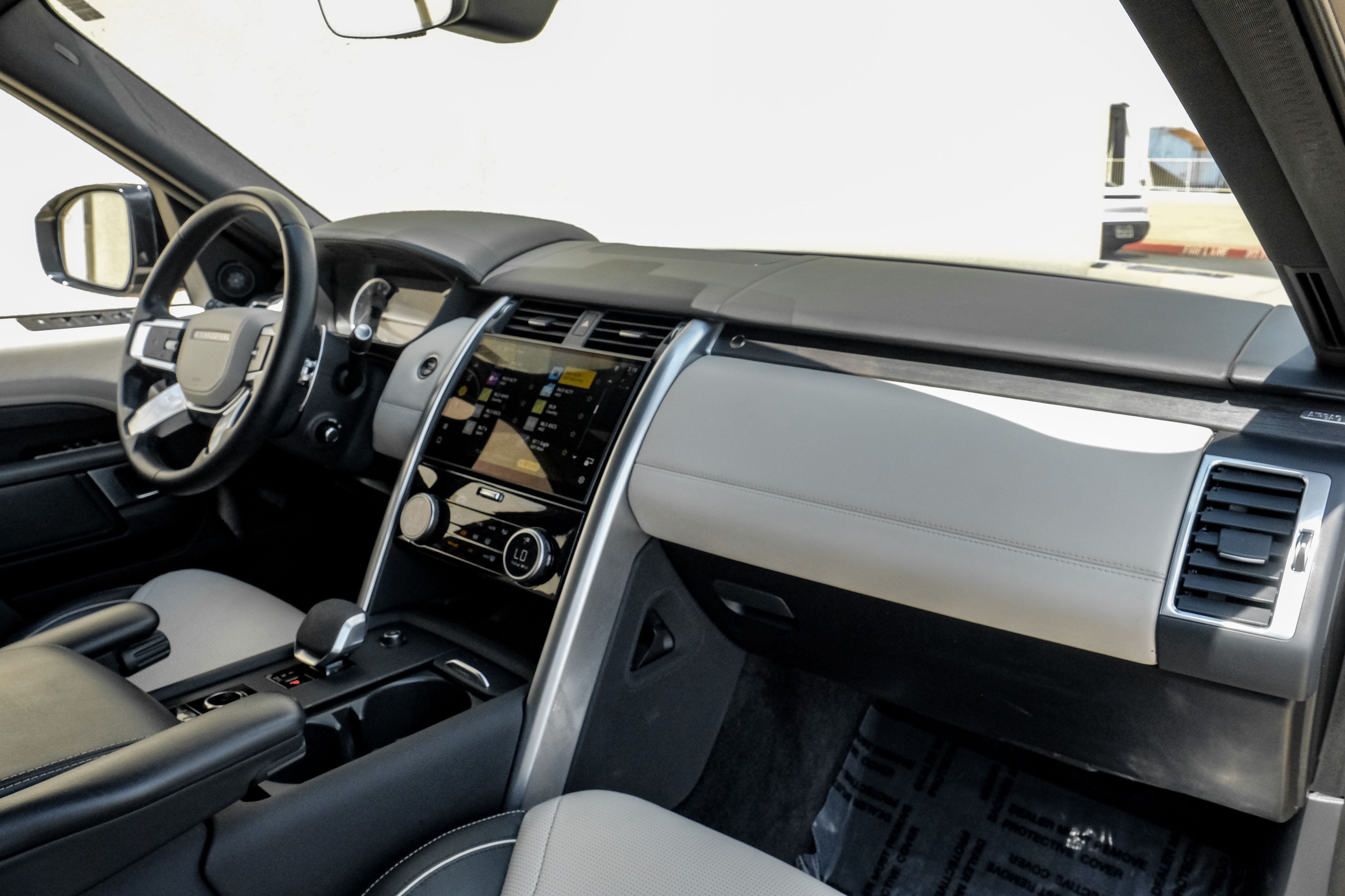 2023 Land Rover Discovery Metropolitan Edition