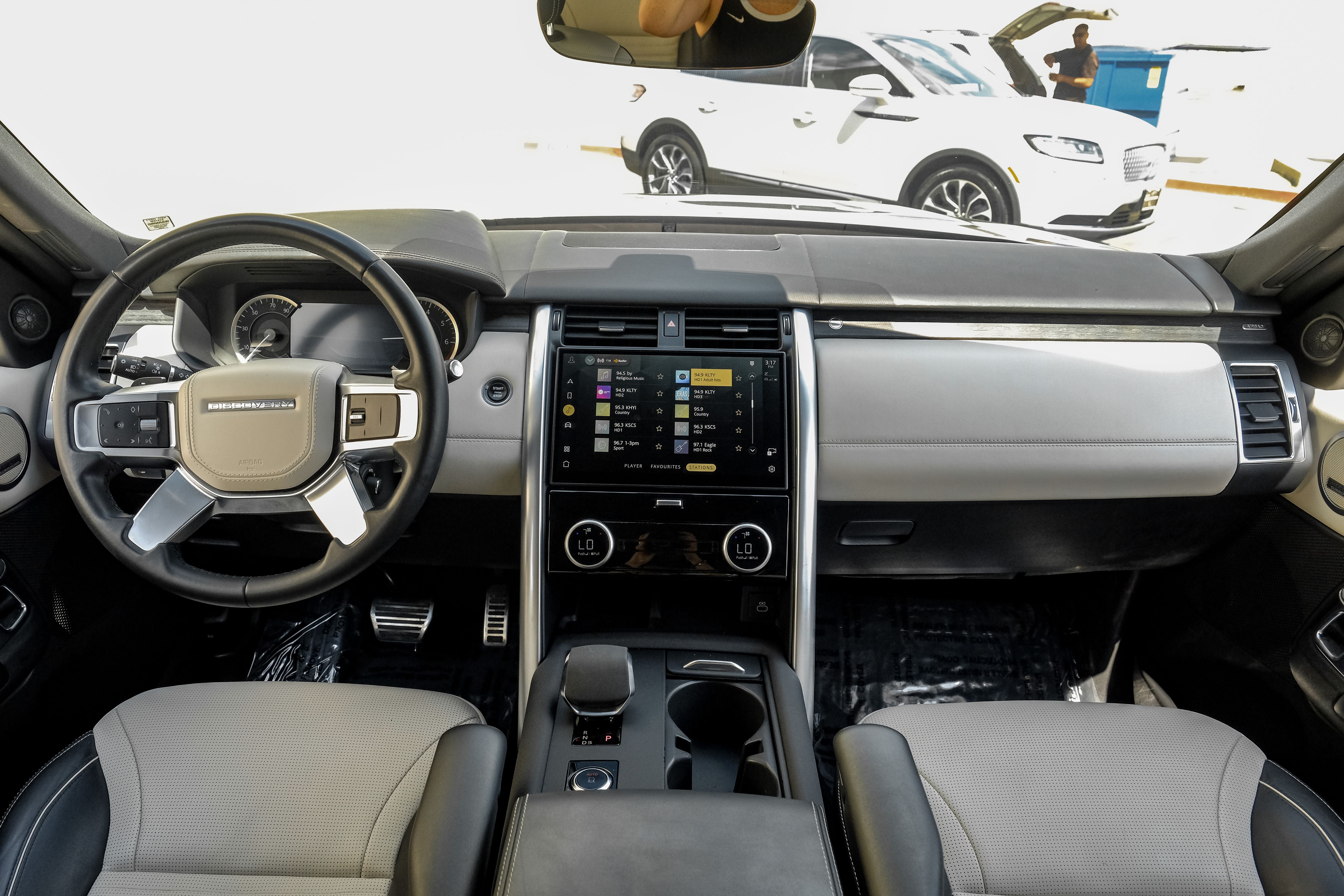 2023 Land Rover Discovery Metropolitan Edition