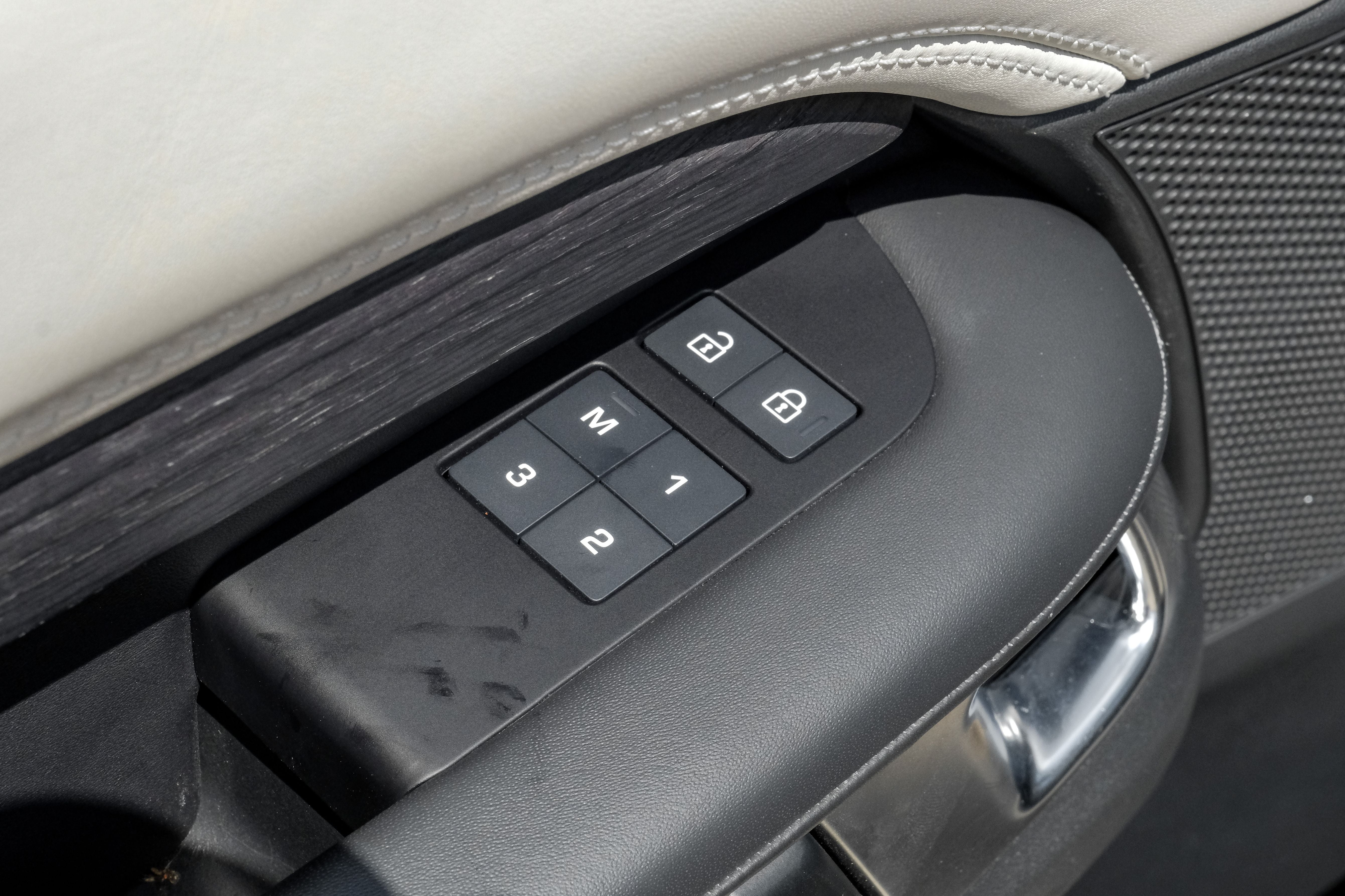 2023 Land Rover Discovery Metropolitan Edition