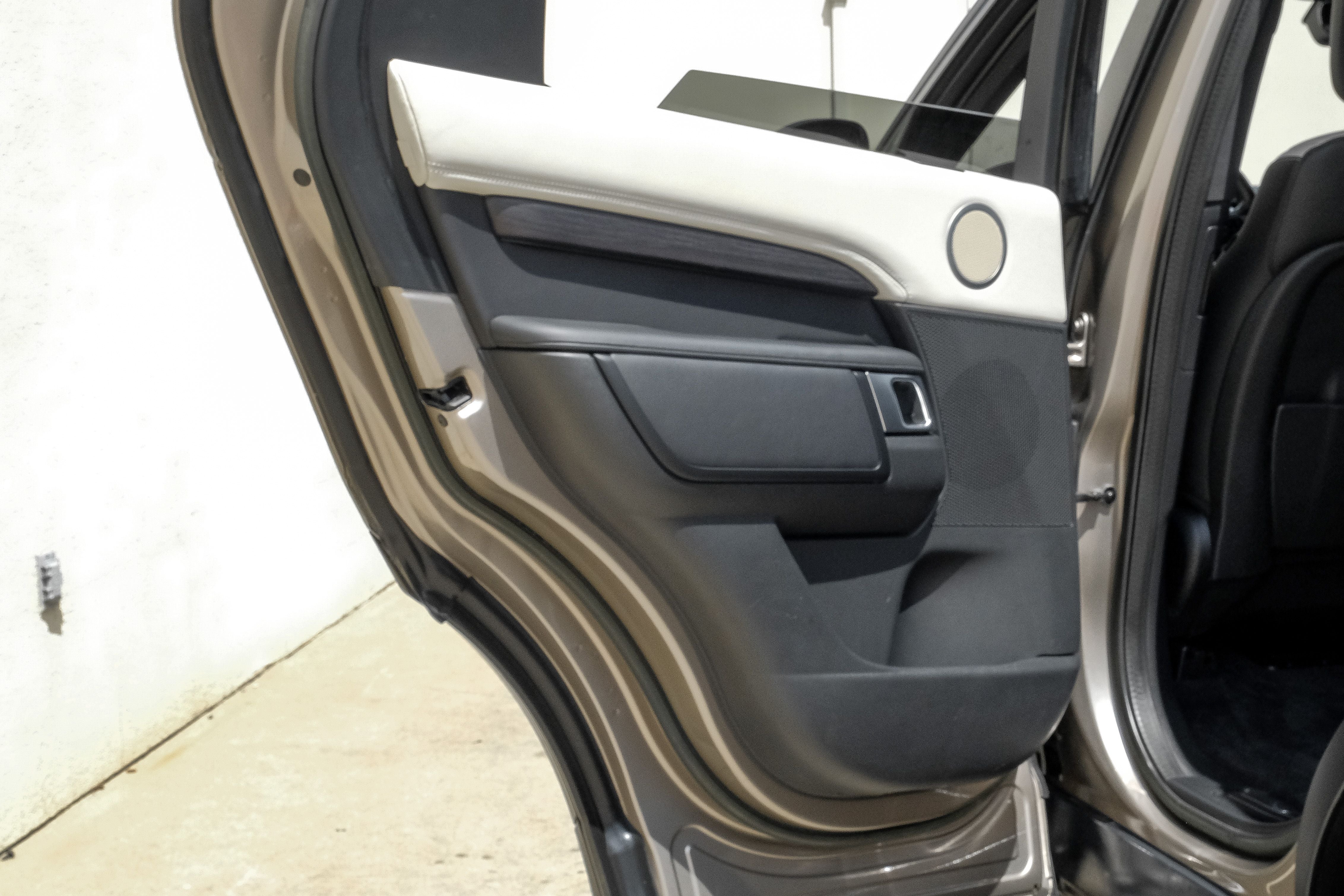 2023 Land Rover Discovery Metropolitan Edition