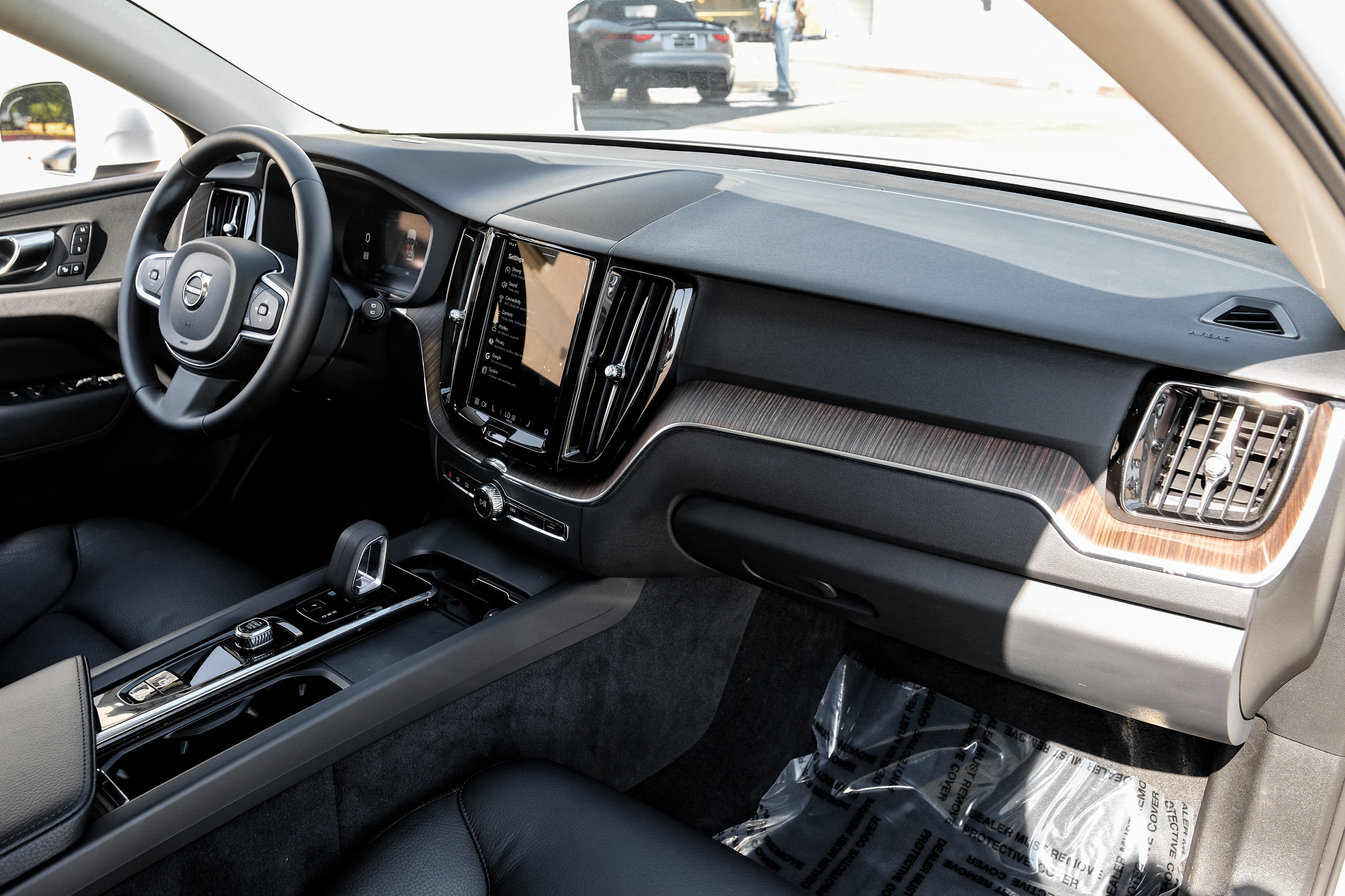 2022 Volvo XC60 B5 Momentum