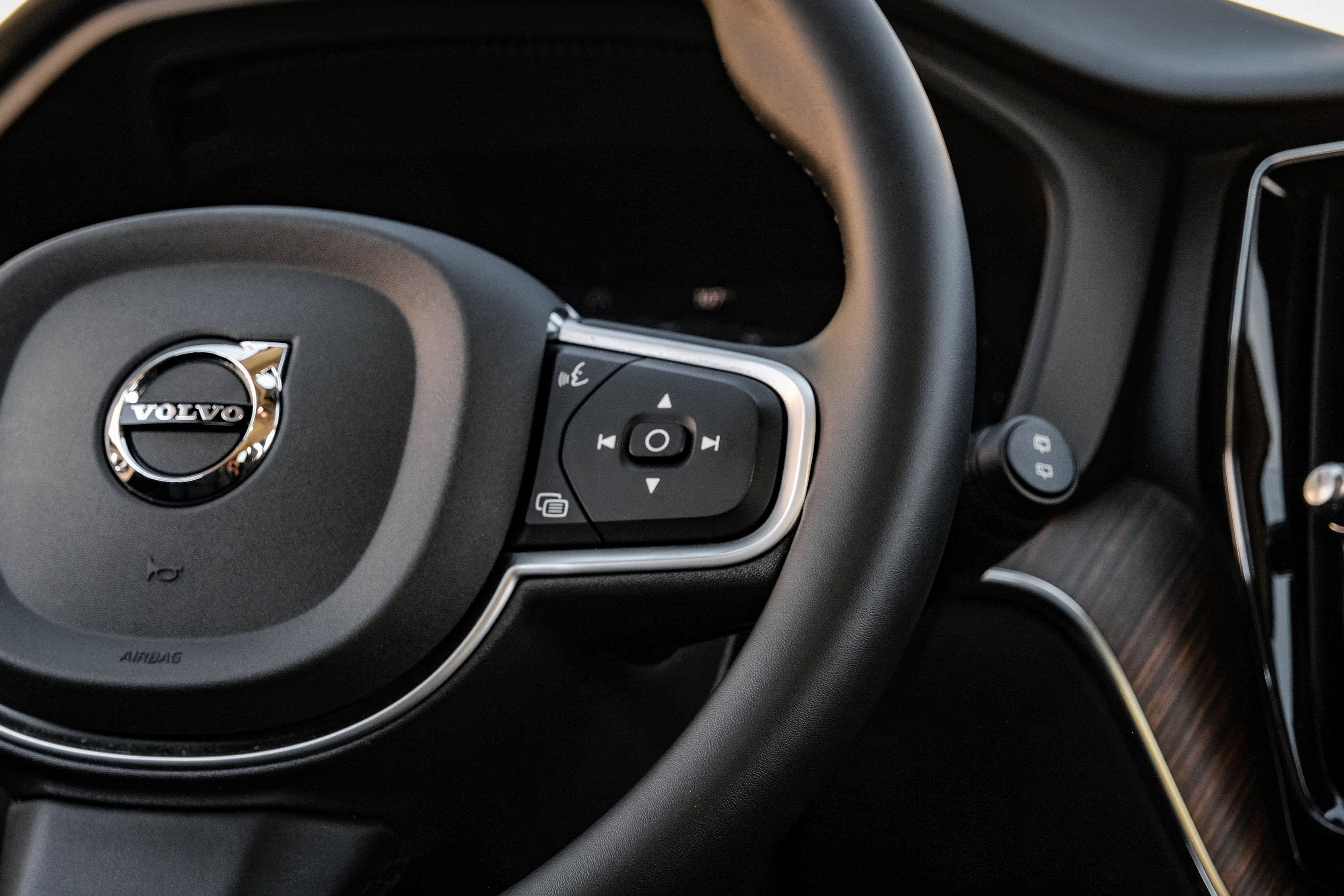 2022 Volvo XC60 B5 Momentum