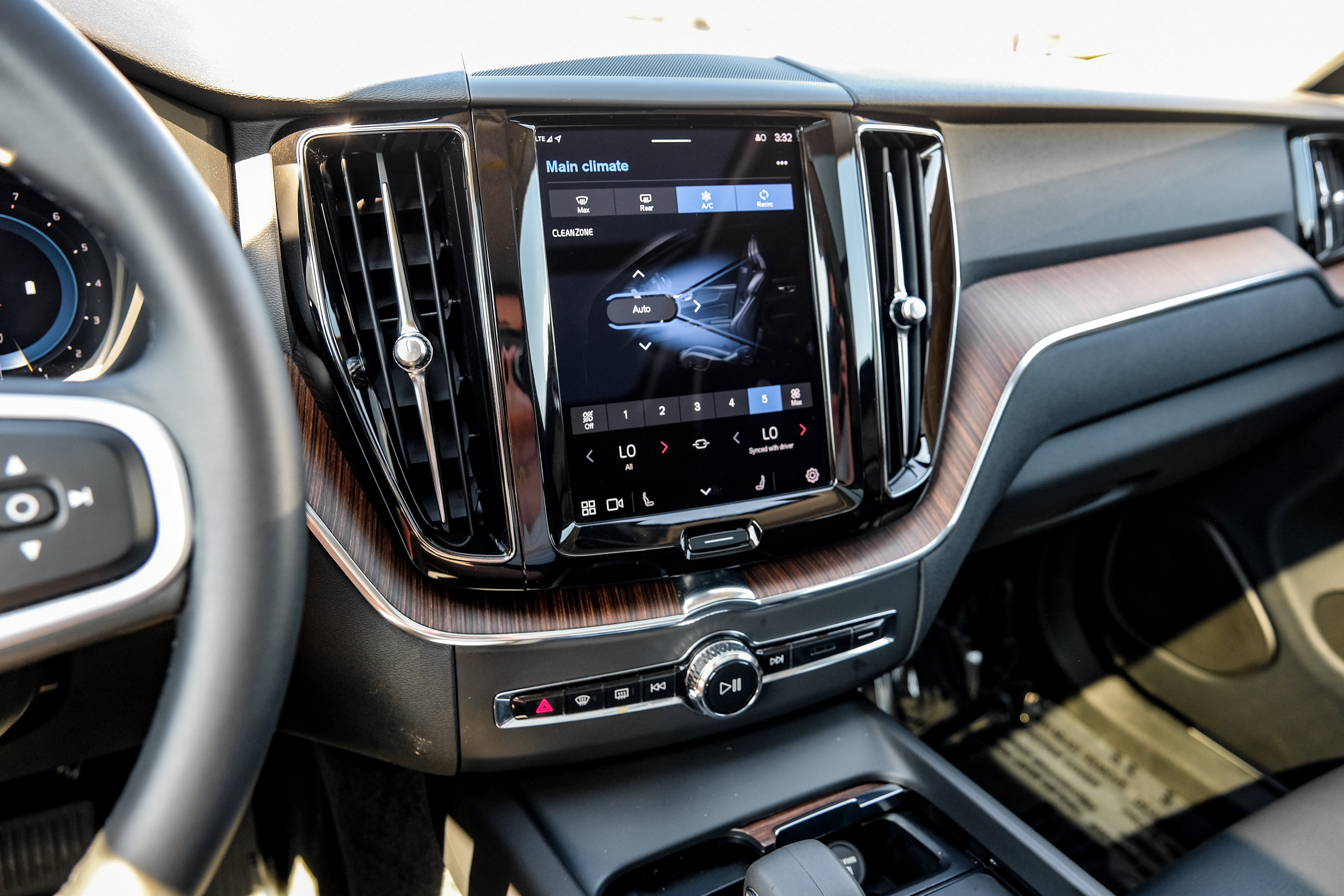 2022 Volvo XC60 B5 Momentum