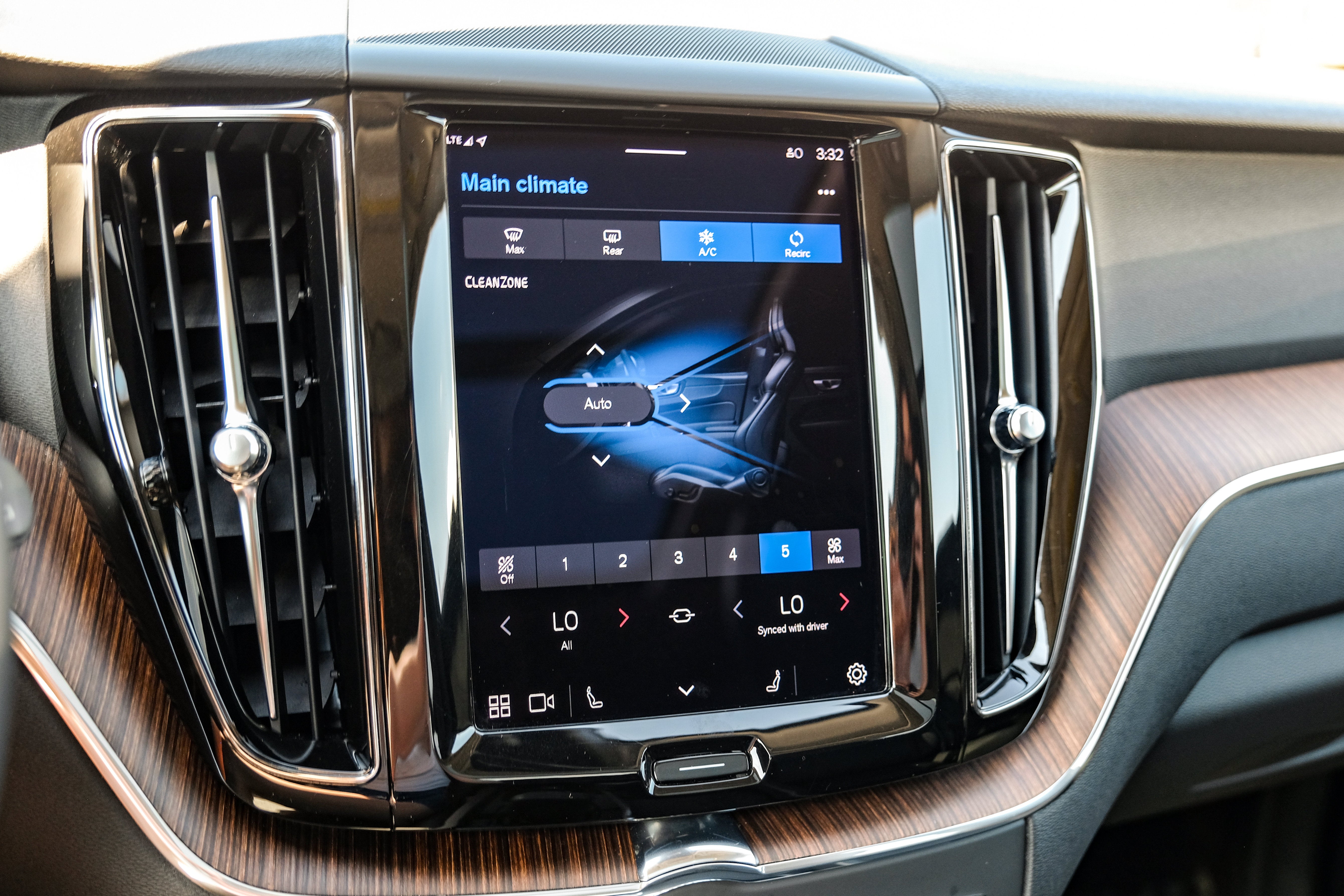 2022 Volvo XC60 B5 Momentum
