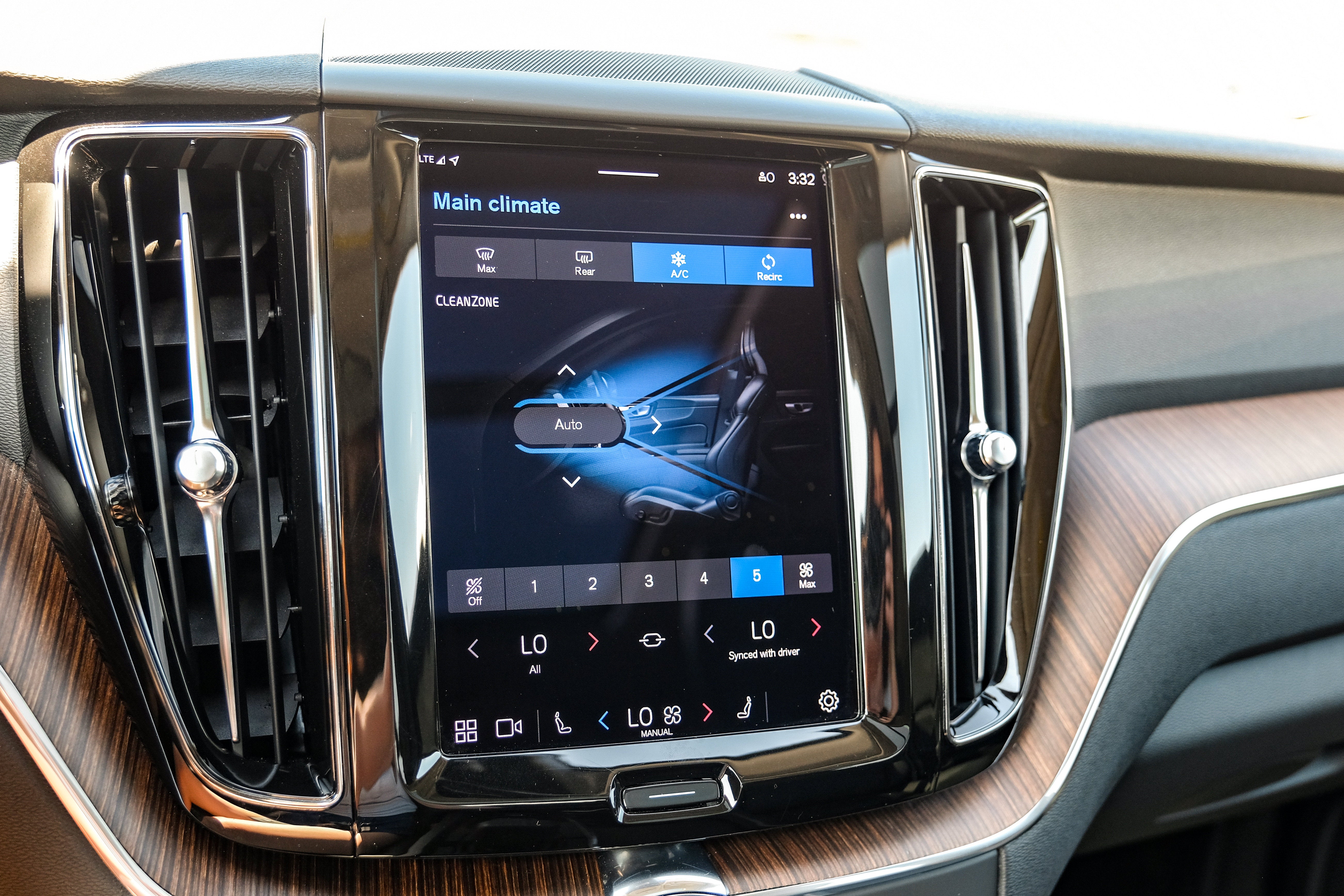 2022 Volvo XC60 B5 Momentum