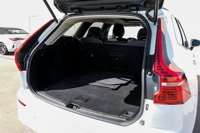 2022 Volvo XC60 B5 Momentum